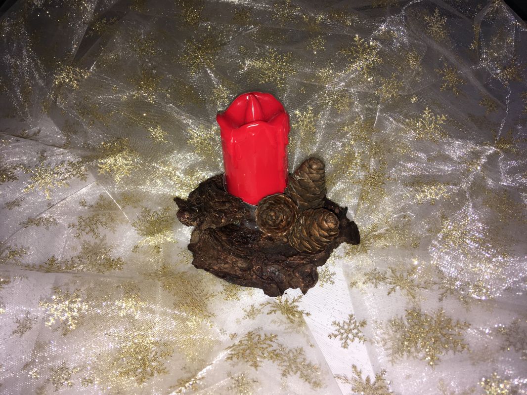 Malý svícen s červenou svíčkou Dubový skřítek