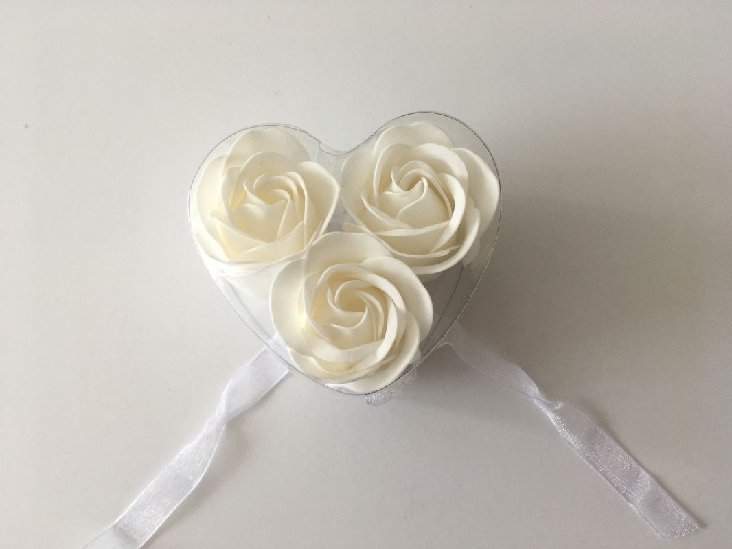 Sada 3 mýdlových květů srdíčko – bílá růže