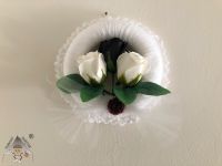 Bílý voňavý věneček s bílými a černou růží