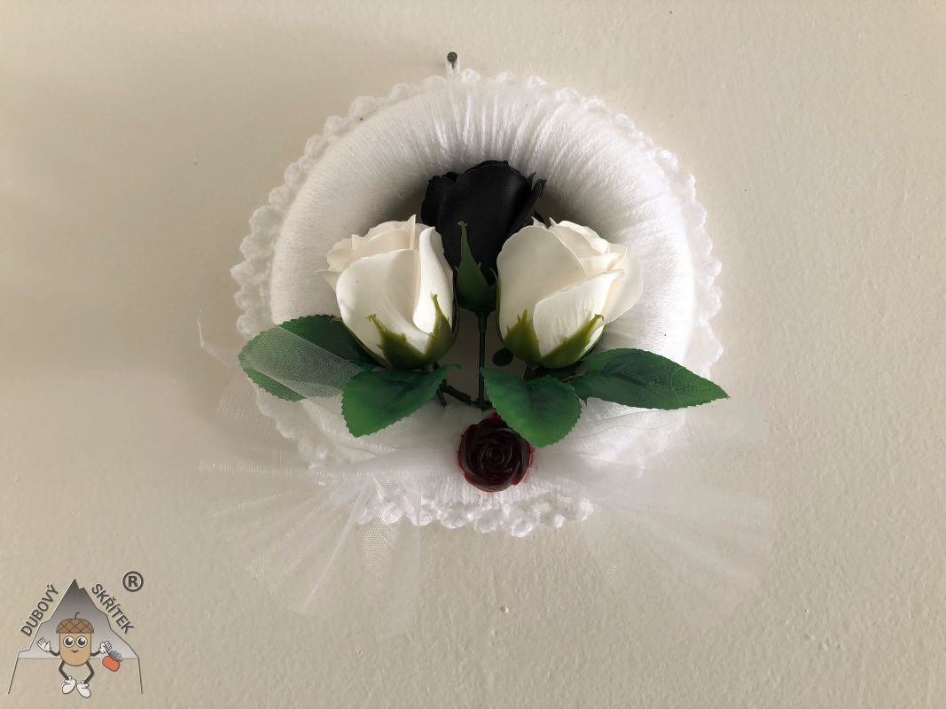 Bílý voňavý věneček s bílými a černou růží Dubový skřítek