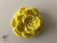Háčkovaná brož růže - malá žlutá