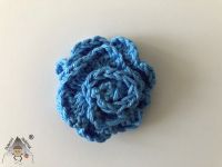 Háčkovaná brož růže - malá modrá