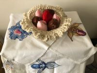 Háčkovaný košík s vajíčky a tulipány