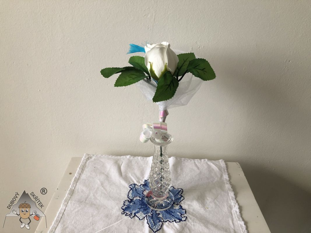 Mýdlové květy – střední Růže – Bílá s peříčkem Dubový skřítek