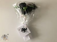 Mýdlové květy – střední Růže – Černá s peříčkem Dubový skřítek
