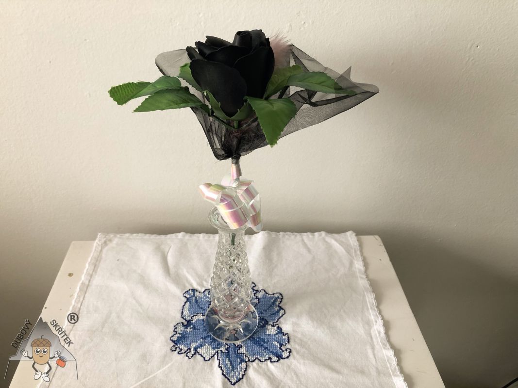 Mýdlové květy – střední Růže – Černá s peříčkem Dubový skřítek
