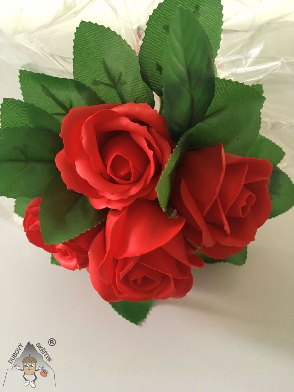 Mýdlová kytice – střední Růže – červená 5 Dubový skřítek