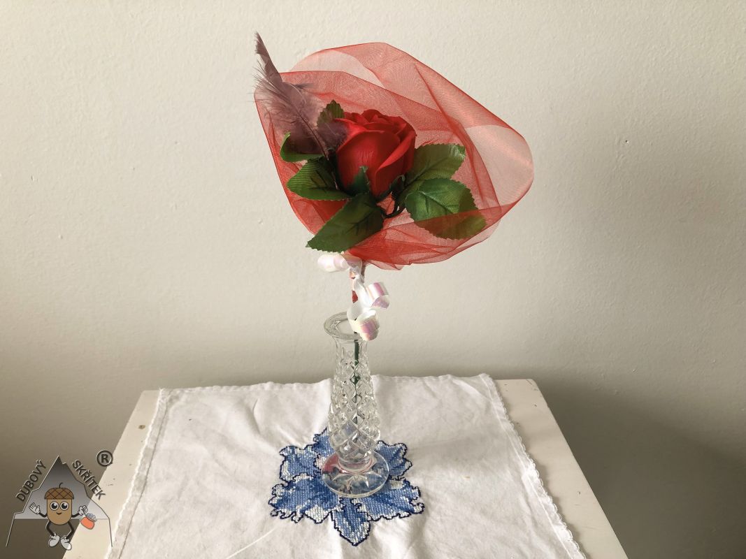Mýdlové květy – střední Růže – Červená s peříčkem Dubový skřítek