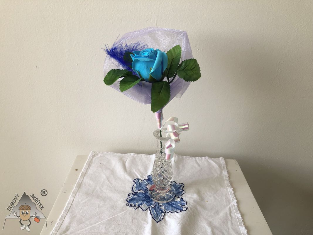 Mýdlové květy – střední Růže – Světle modrá s peříčkem Dubový skřítek