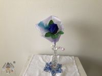 Mýdlové květy – střední Růže – Tmavě modrá s  peříčkem