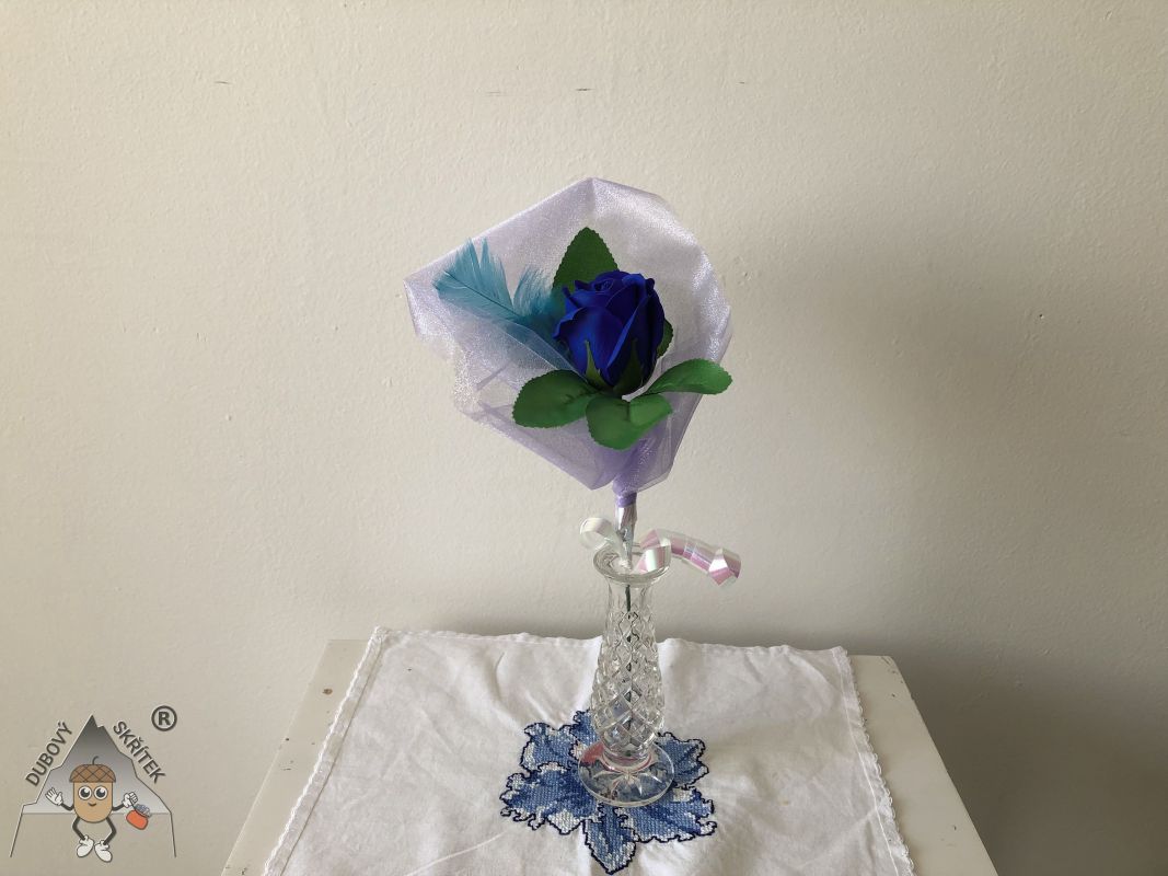 Mýdlové květy – střední Růže – Tmavě modrá s peříčkem Dubový skřítek