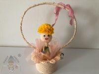 Košík s panenkou z mýdlových květů a světelným řetězem ručně háčkovaný Dubový skřítek