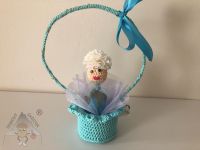 Košík s panenkou z mýdlových květů a světelným řetězem ručně háčkovaný - Košík s panenkou z mýdlových květů a světelným řetězem ručně háčkovaný středně modrý Dubový skřítek