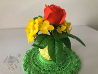 kytice z růže a hortenzií v žluté kouli a zelená dečka