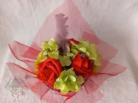 Skleněná miska s mýdlovými růžemi červená