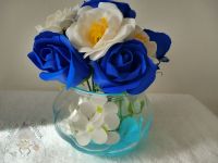 Skleněná miska s mýdlovými růžemi – tmavě modrá