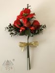 Vánoční kytice s mýdlovými růžemi a červenými kouličkami