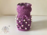 Váza ručně háčkovaná s umělými perlami – fialová