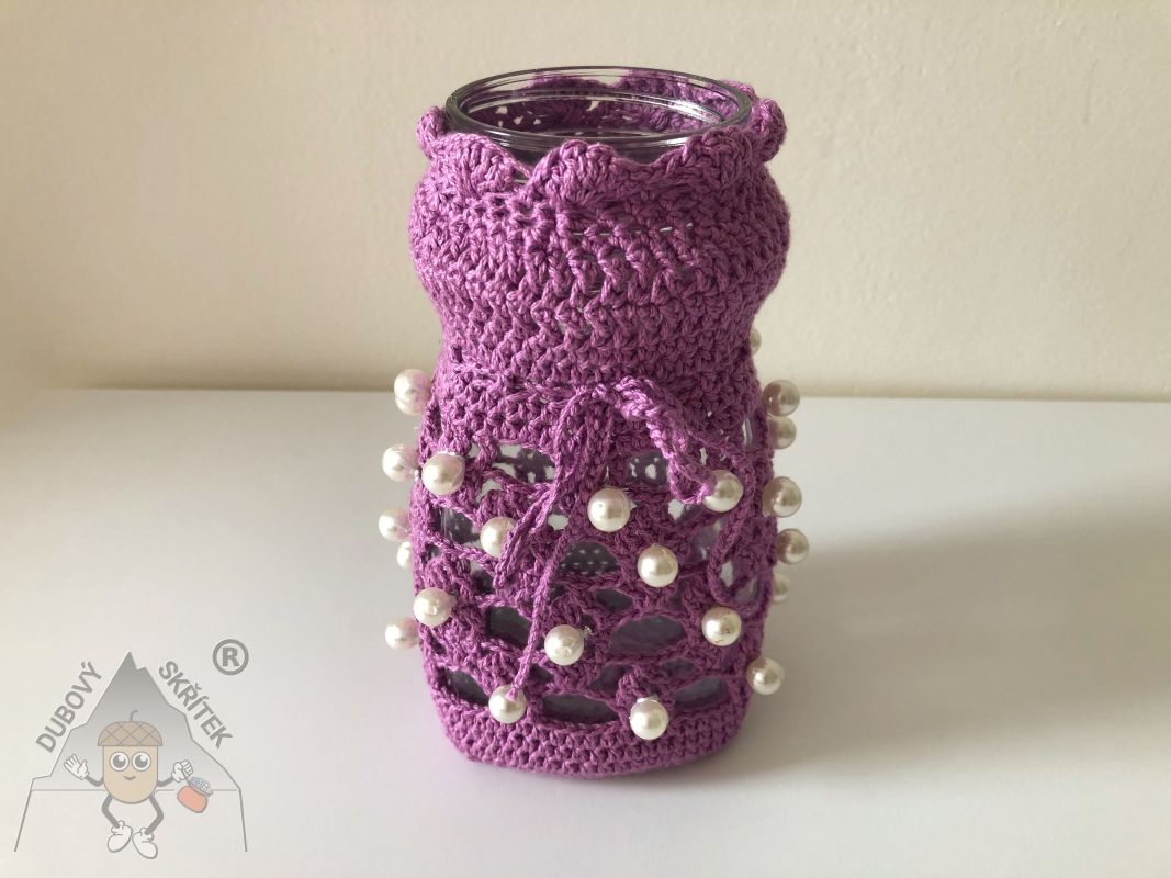 Váza fialová ručně háčkovaná s umělými perlami Dubový skřítek