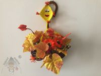 Závěsná podzimní dekorace s mýdlovými květy a háčkovaným dráčkem