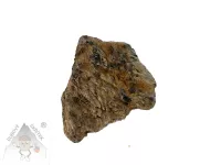 Almandin granát – přírodní surový kámen s krystaly Almandin granát – surový kámen s tmavými krystaly v hornině