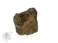 Almandin granát – přírodní surový kámen s krystaly Almandin granát – surový kámen s tmavými krystaly v hornině