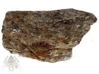 Almandin granát – přírodní surový kámen s krystaly Almandin granát – surový kámen s tmavými krystaly v hornině