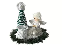 Andělská vánoční dekorace – klid a kouzlo zimní pohádky Dubový skřítek Ručně háčkovaný vánoční set s andělkou, zeleným stromečkem, svícínkem.