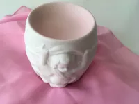 Aroma lampa „Ochranný anděl“ – porcelánová dekorace pro klid a harmonii „Porcelánová aroma lampa Ochranný anděl v bílé barvě s reliéfem andělíčků na světlém pozadí