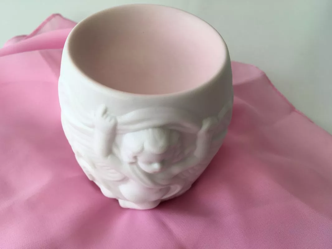 „Porcelánová aroma lampa Ochranný anděl v bílé barvě s reliéfem andělíčků na světlém pozadí