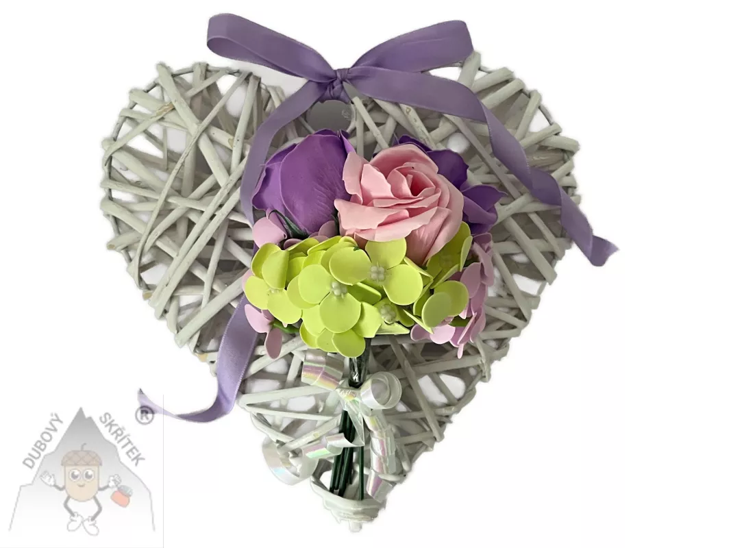 Bílé proutěné závěsné srdce zdobené fialovou a růžovými růžemi, fialovými a zelenými květy a fialovou mašlí