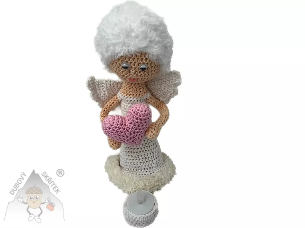 Háčkovaná Andělka se srdcem bílá– jemnost, která rozzáří váš domov