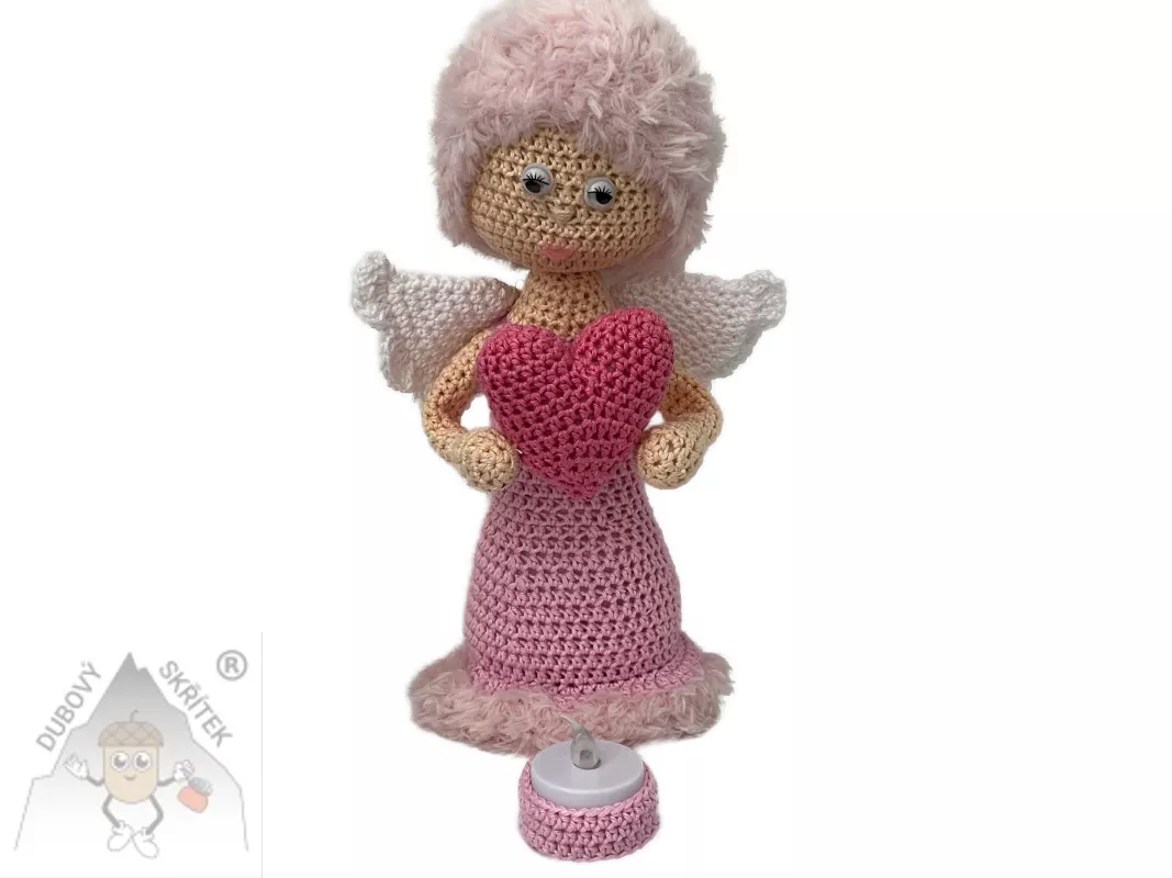 Háčkovaná Andělka se srdcem světle růžová – jemnost, která rozzáří váš domov Dubový skřítek