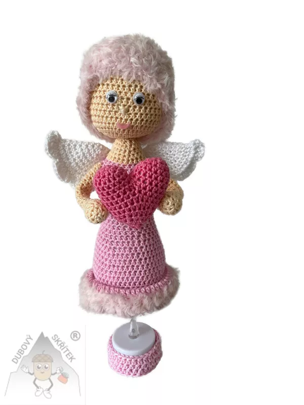 Háčkovaná Andělka se srdcem světle růžová – jemnost, která rozzáří váš domov