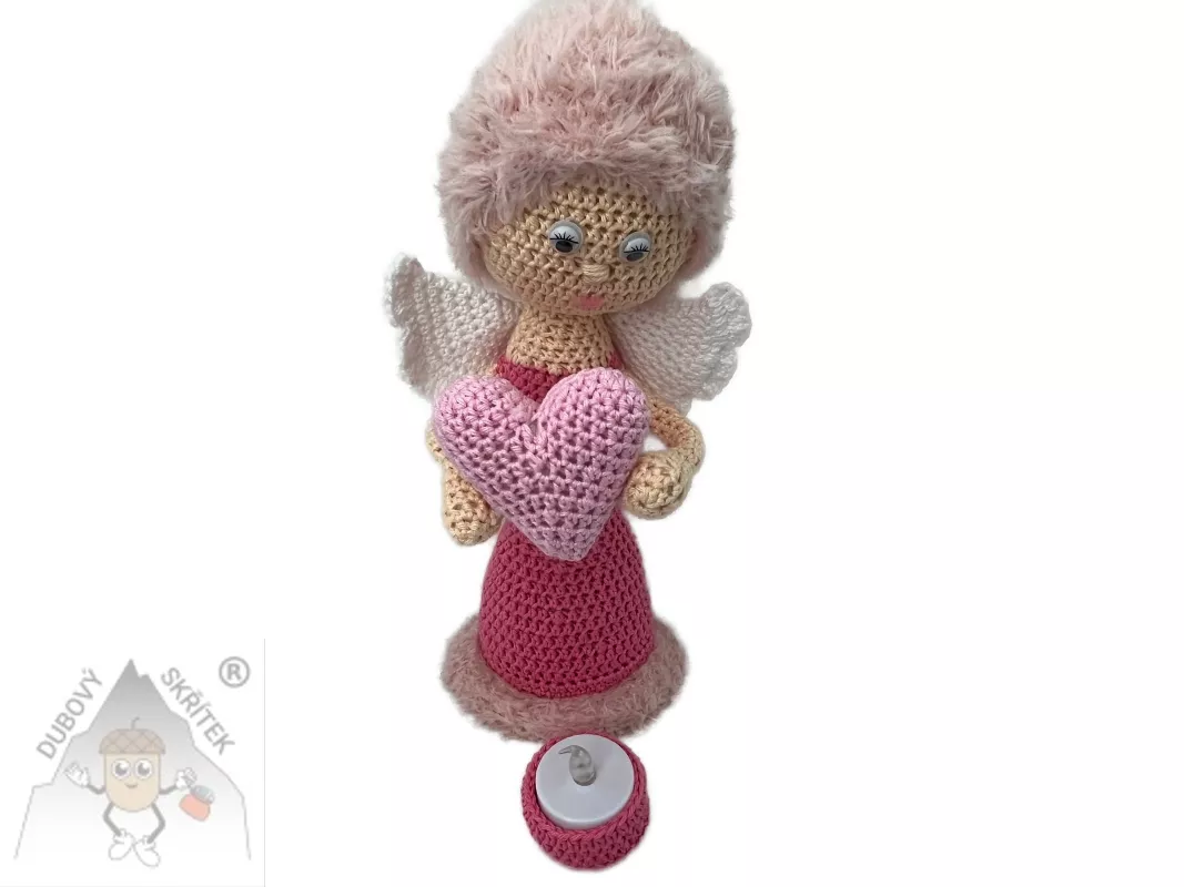 Háčkovaná Andělka se srdcem tmavě růžová – jemnost, která rozzáří váš domov