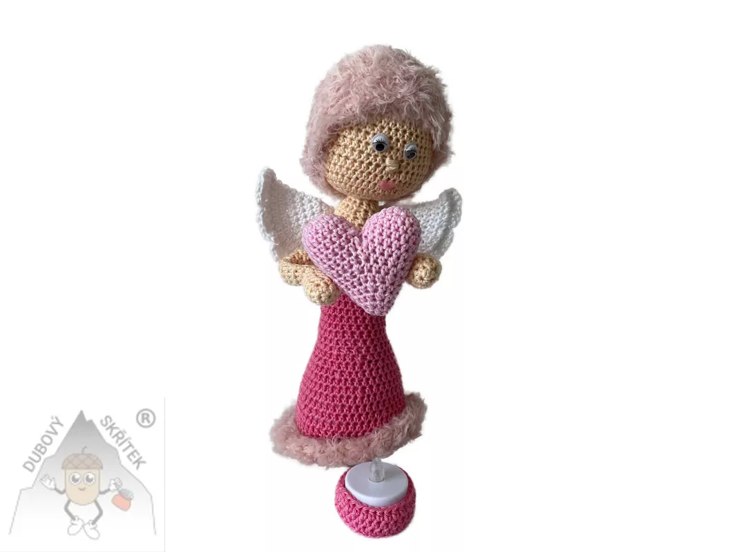Háčkovaná Andělka se srdcem tmavě růžová – jemnost, která rozzáří váš domov