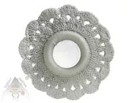 Háčkovaná bílá kulatá dečka s obháčkovaným středem – ruční dekorace na stůl