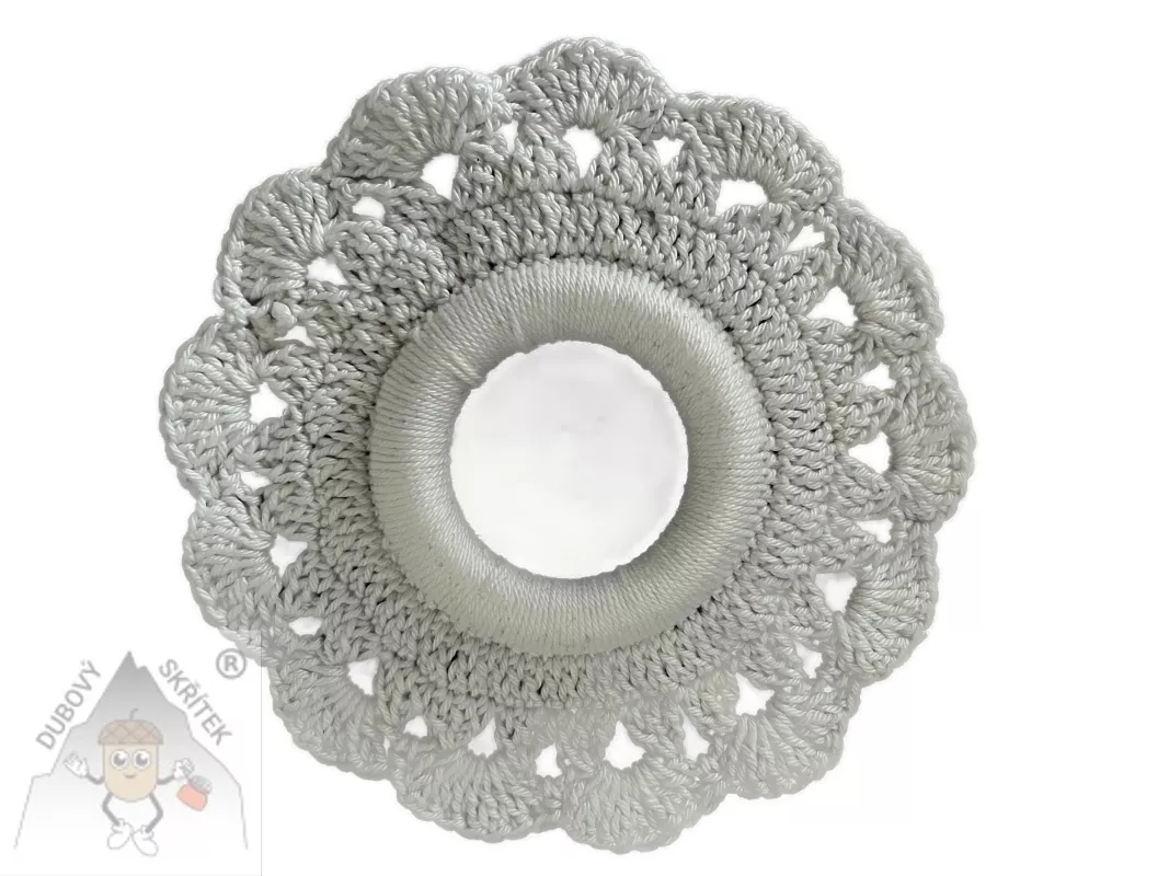 Háčkovaná bílá kulatá dečka s obháčkovaným středem – ruční dekorace na stůl