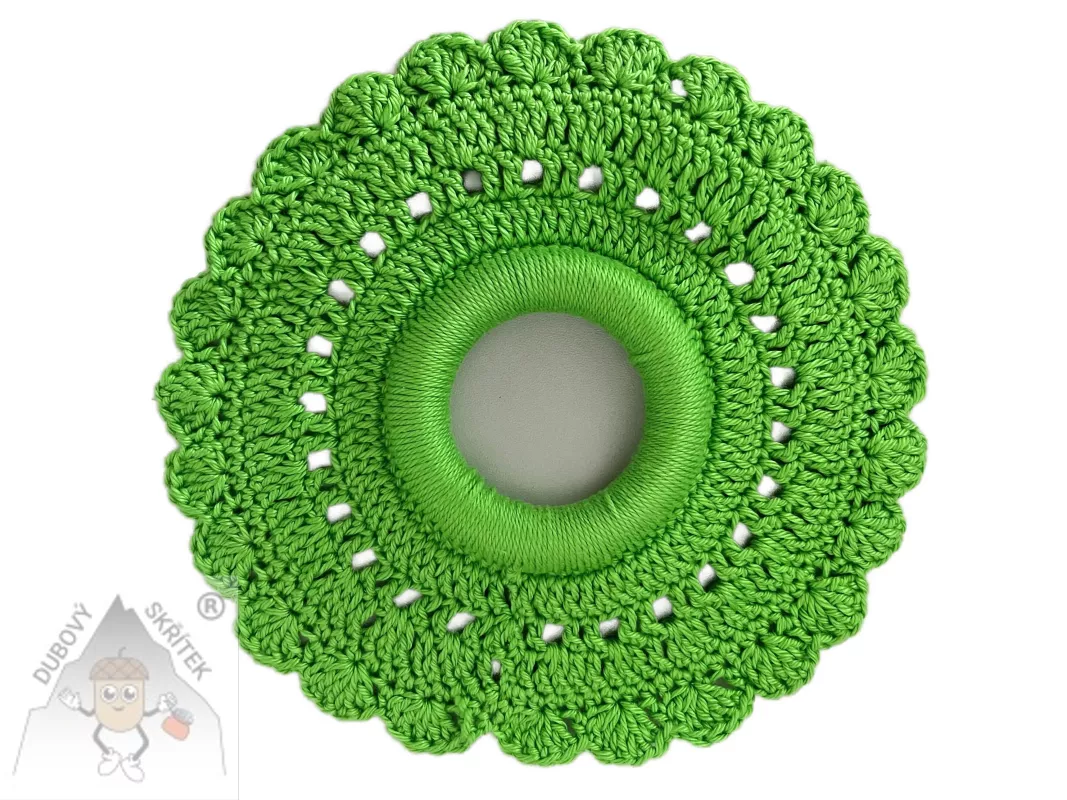 Háčkovaná zelená kulatá dečka s obháčkovaným středem – ruční dekorace na stůl