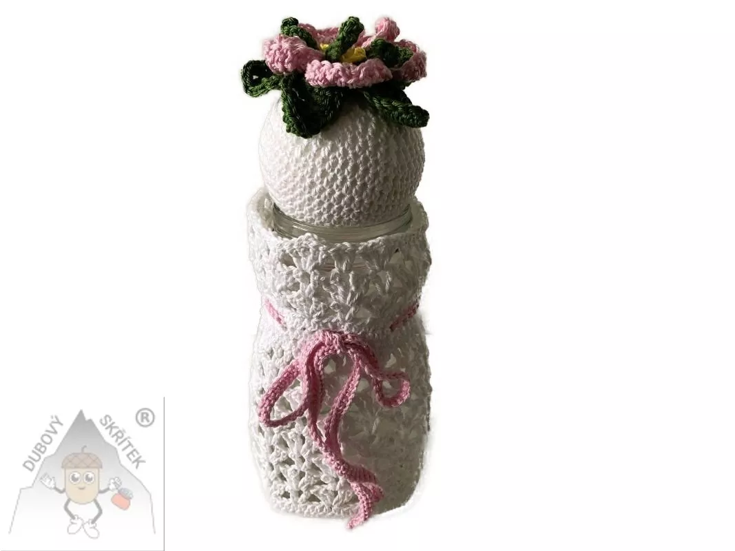 Háčkovaná dóza s šípkovou růží na víčku – elegance a praktičnost v jednom