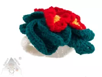 HáčkoHáčkovaná primulka s červenými květy a zelenými listy – ruční dekoracevaná primulka v hrníčku