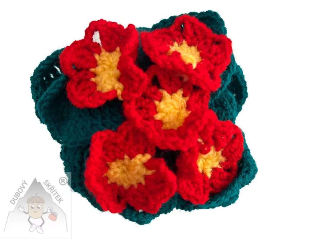 HáčkoHáčkovaná primulka s červenými květy a zelenými listy – ruční dekoracevaná primulka v hrníčku