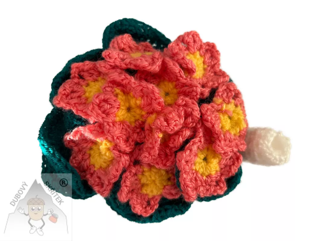 Háčkovaná Primulka v bílé háčkované konvičce - ručně háčkovaná jarní dekorace aná primulka v konvičce