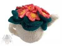 Háčkovaná primulka v konvičce – jarní dekorace Dubový skřítek Háčkovaná Primulka v bílé háčkované konvičce - ručně háčkovaná jarní dekorace aná primulka v konvičce