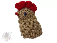 Háčkovaná slepička na vajíčko s červeným hřebínkem, hnědým tělem a texturou připomínající peří, ruční velikonoční dekorace