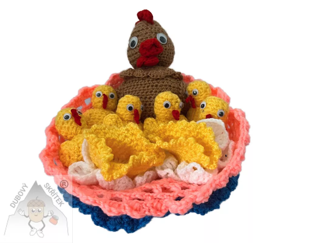 Háčkovaná slepička s kuřátky v barevném hnízdě – ruční velikonoční dekorace
