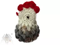 Háčkovaná slepička na vajíčko s červeným hřebínkem, šedohnědým tělem a texturou připomínající peří, ruční velikonoční dekorace