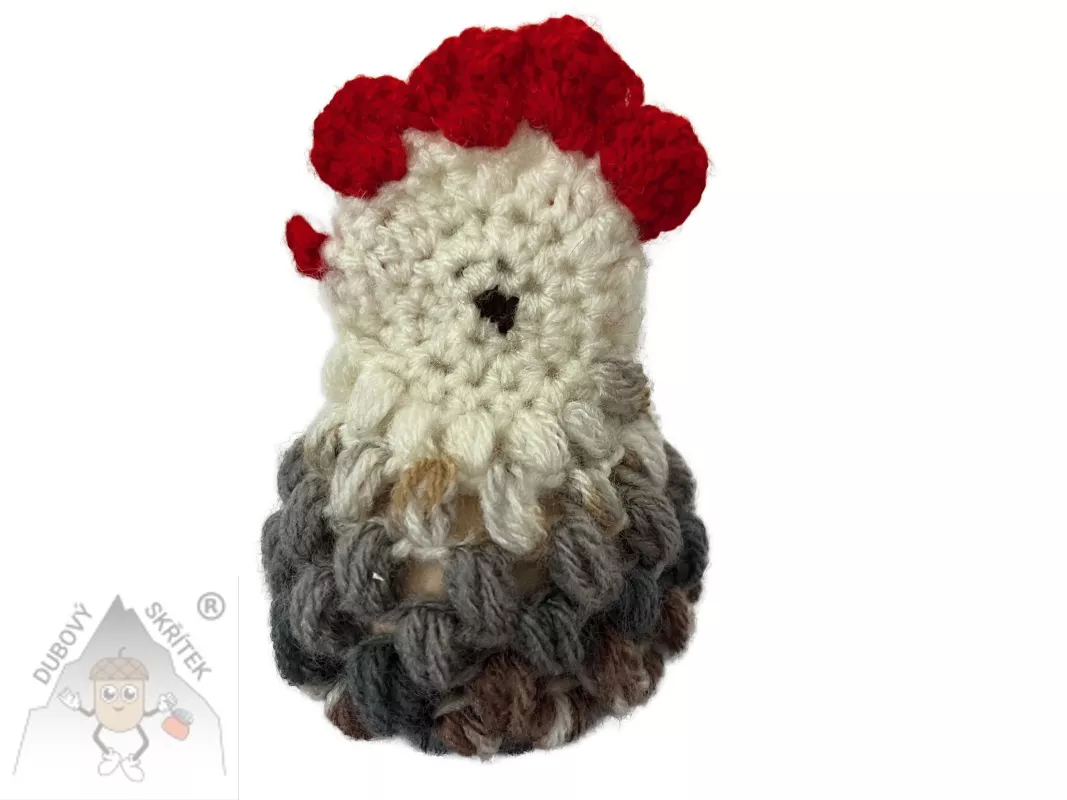 Háčkovaná slepička na vajíčko s červeným hřebínkem, šedohnědým tělem a texturou připomínající peří, ruční velikonoční dekorace