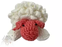 Háčkovaná ovečka s bílým nadýchaným tělem a růžovou hlavou, ruční velikonoční dekorace z příze