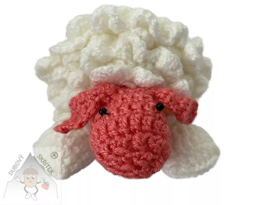 Háčkovaná ovečka s bílým nadýchaným tělem a růžovou hlavou, ruční velikonoční dekorace z příze
